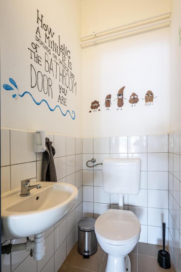 Island Hostel Budapest (Adults Only) Luaran gambar A wall sticker in a bathroom
