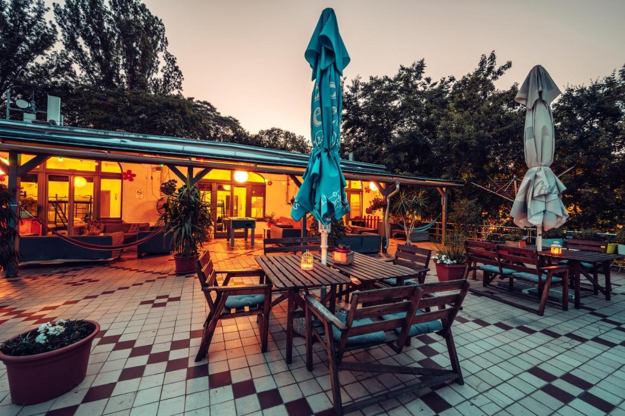 Island Hostel Budapest (Adults Only) Luaran gambar The restaurant at the center