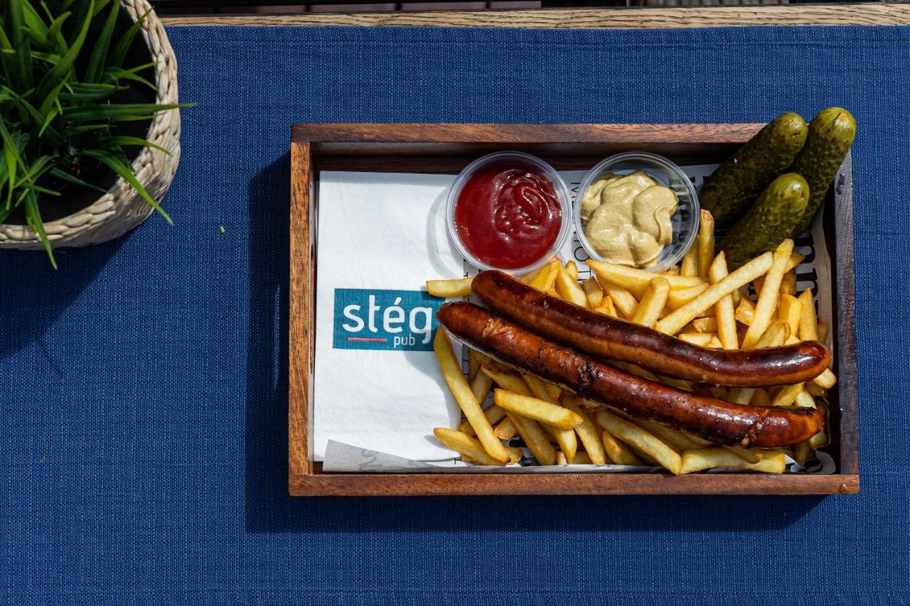 Island Hostel Budapest (Adults Only) Luaran gambar Bratwurst with chips and pickled cucumbers