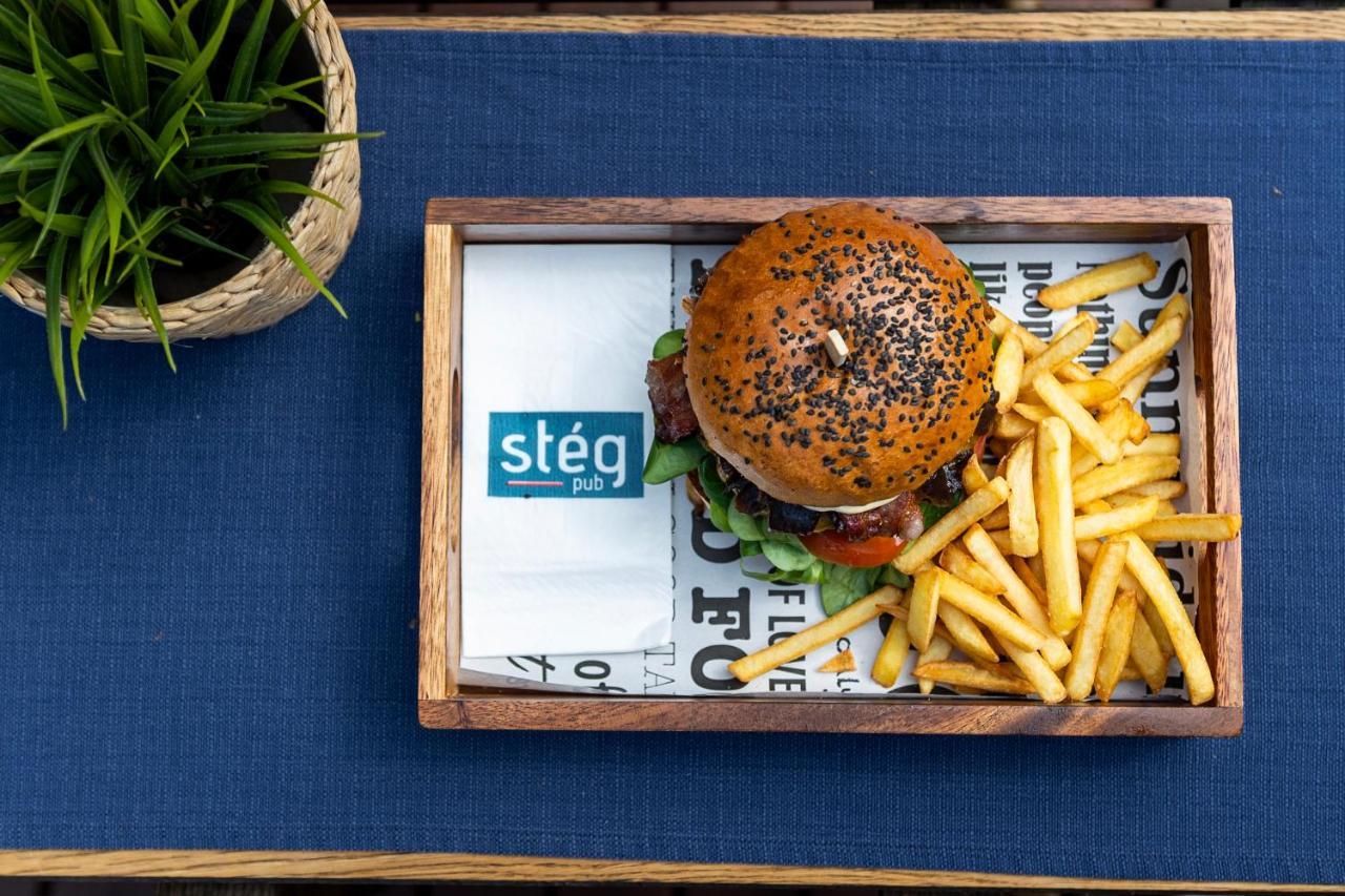 Island Hostel Budapest (Adults Only) Luaran gambar A burger and chips at Steg