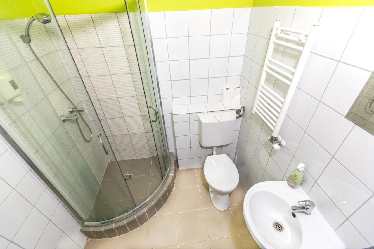 Island Hostel Budapest (Adults Only) Luaran gambar A shower cubicle